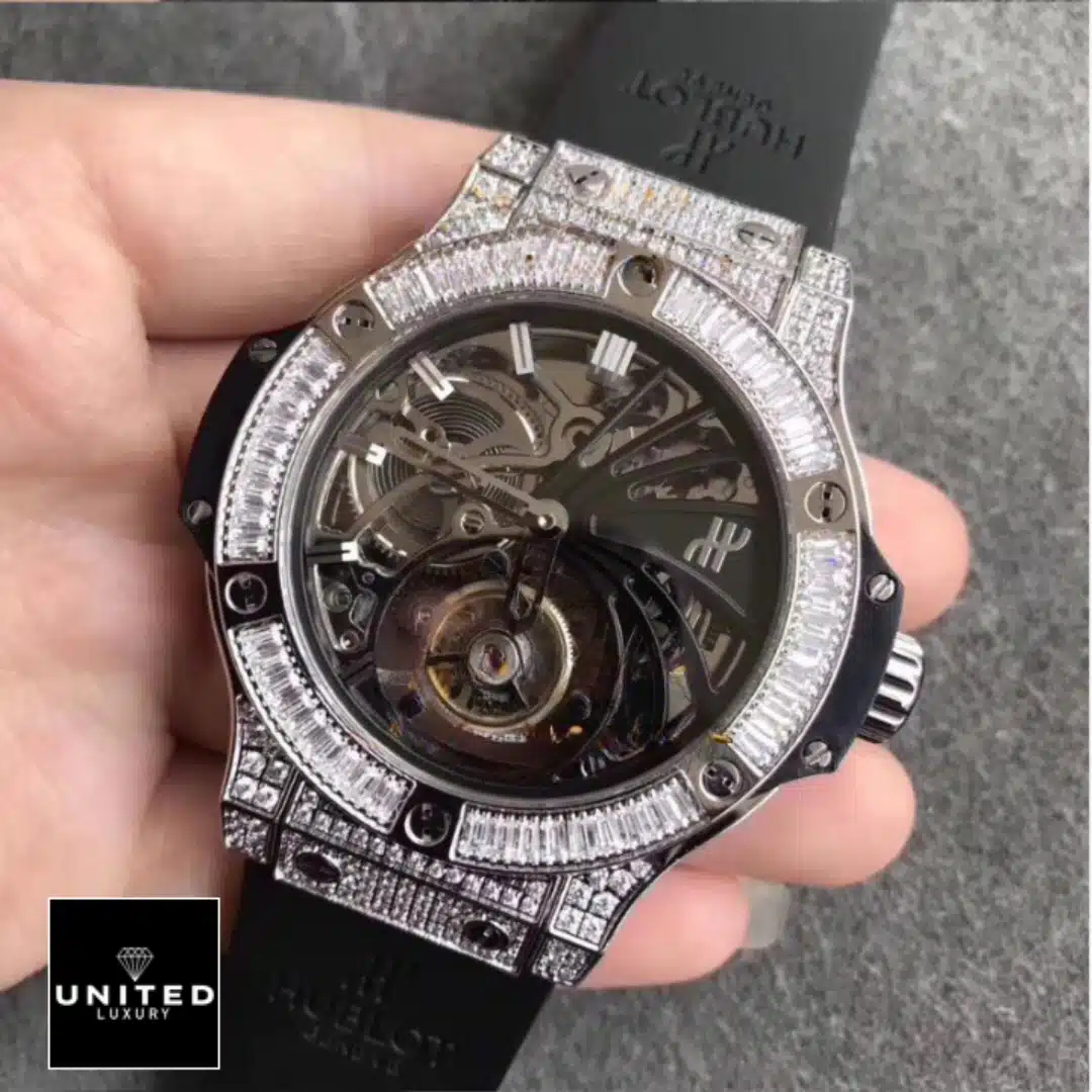 Audemars Piguet Royal Oak Openworked 411.JX.1170.RX "Diamond" Exact Replica 1:1 Yeni Proje 13 Hublot Skeleton Diamond Watch Replica on the hand view grey background