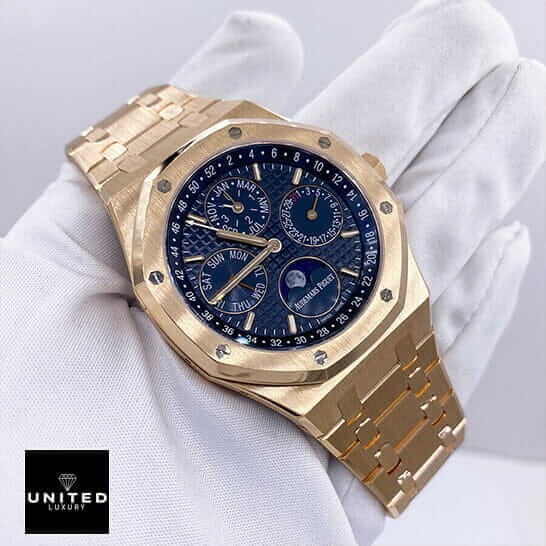 Audemars Piguet Royal Oak Chronograph 26240OR.OO.1320OR.01 "Rose Gold" Elite Super Clone ap rose gold blue dial Audemars Piguet Gold Blue Dial Replica on the white glove hand