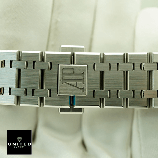 AP Royal Oak 15451ST.ZZ.1256ST.03 Diamond Re-creation Supreme Copy 1:1 audemars piguet royal oak selfwinding blue 15451ST ZZ 1256ST clips Audemars Piguet Royal Oak 15451ST Stainless Steel Replica on the hand